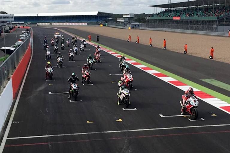 Der Start zum ersten BSB-Rennen in Silverstone