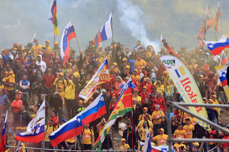 Die slowenischen Fans reisen inzwischen mit Bussen zu den WM-Läufen