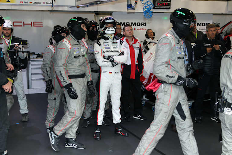 Spannung auch in der Porsche Box: André Lotterer mit Blick auf das Geschehen