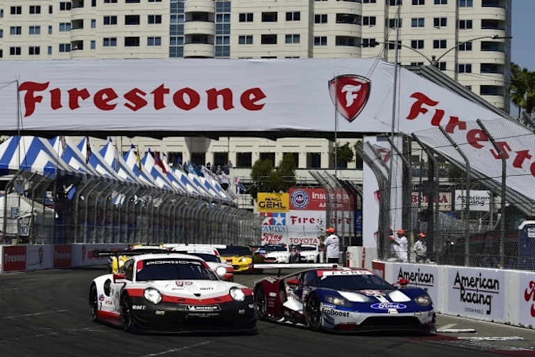 Porsche 911 RSR (li.) und Ford GT: In der GTLM-Klasse geht es immer zur Sache 
