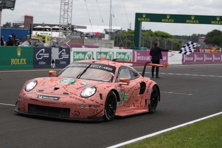 Klassensieg bei den 24h von Le Mans für den Porsche 911 RSR (Rosa Sau) von Michael Christensen, Kévin Estre und Laurens Vanthoor