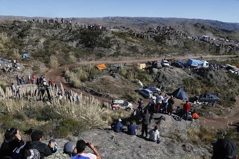 Die Fans bejubeln Vorjahressieger Sébastien Loeb