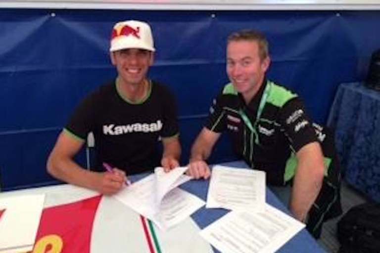 Ein Handy-Shot der Vertragsunterzeichnung: Kenan Sofuoglu mit Steve Guttridge