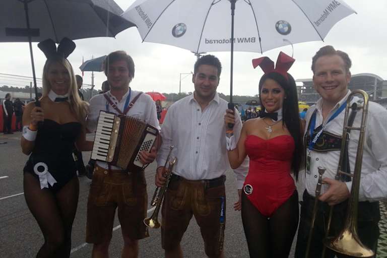 Reiterbergers Abendprogramm: Playboy Bunnys und Postamt Trio