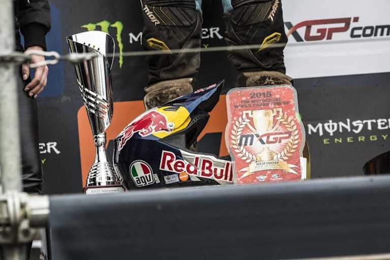 Das 'redplate' wurde Max Nagl auf dem Siegerpodest überreicht