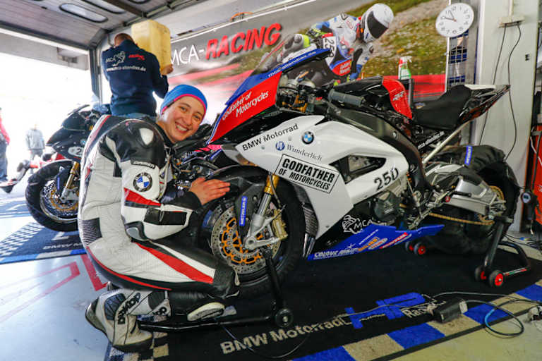 Lucy Glöckner gut gelaunt mit ihrer BMW