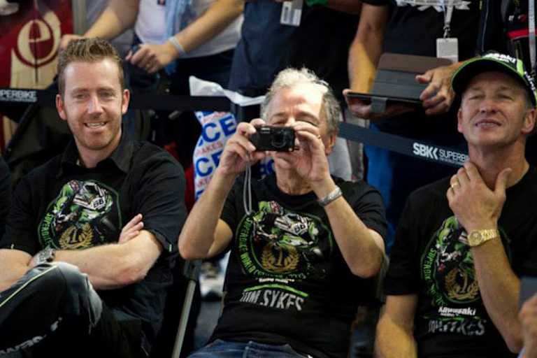 Opa Sykes versteckt sich lieber hinter einer Kamera