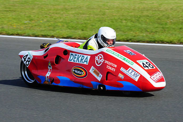 Die zierliche Meyer ist im Seitenwagen kaum auszumachen