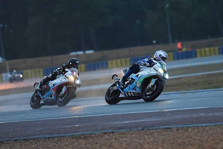 Beide Teams einträchtig hintereinander