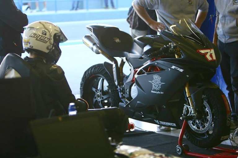 Claudio Corti wartet auf seinen Einsatz mit der MV Agusta F4RR