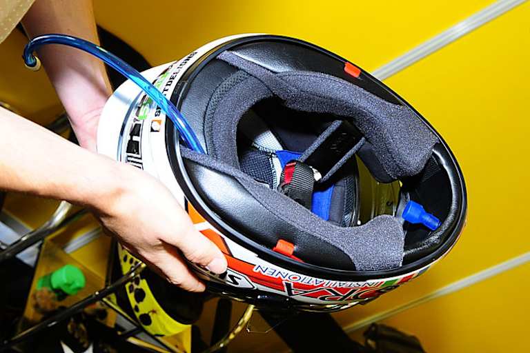 Lukas Trautmann zeigt sein MotoGP-Trinksystem