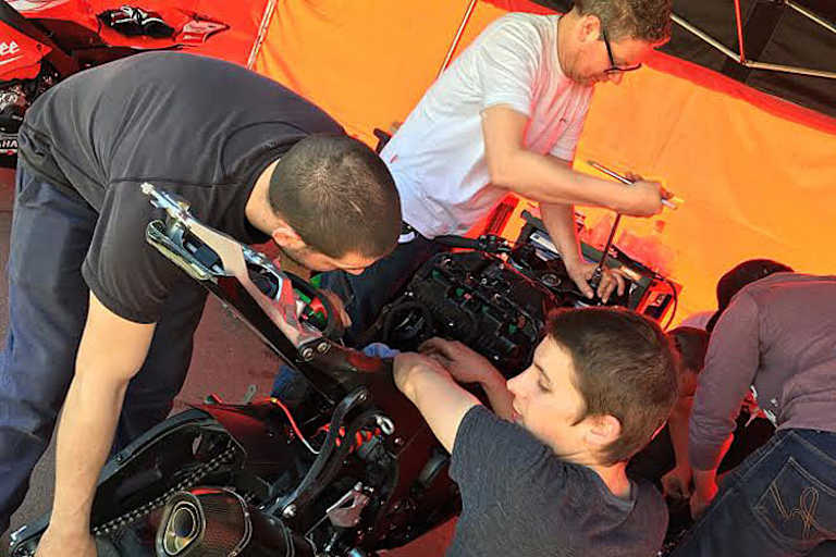 Am Campus für Rennmechaniker wurde an Saigers Kawasaki bis zuletzt gearbeitet