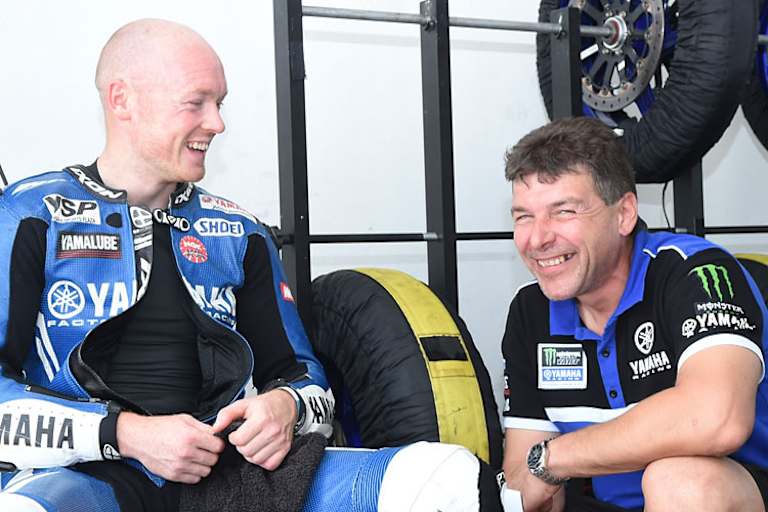 Bradley Smith mit Cheftechniker Sepp Unger: Auch der Spaß kam nicht zu kurz