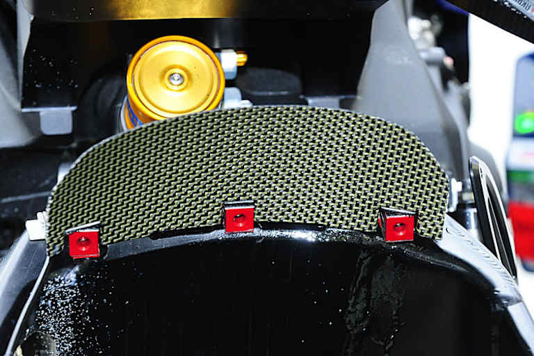 Drei Sensoren zur Ermittlung der Oberflächentemperatur des Hinterreifens