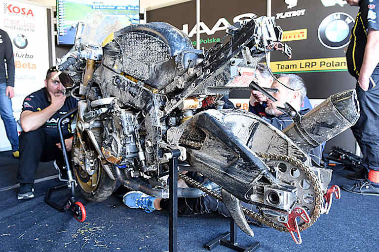 Ende einer Dienstfahrt. Die zerstörte BMW des Teams LRP Poland