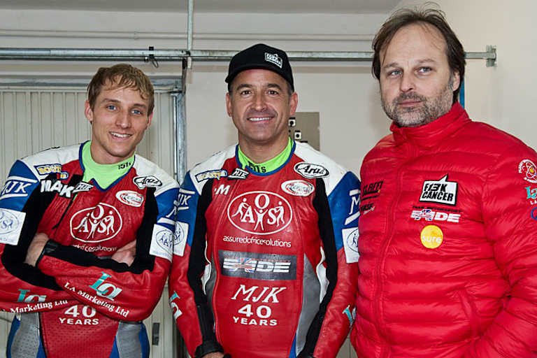 Mark Wilkes und Tim Reeves mit Klaffi-Techniker Gerhard Holy (vlnr.)