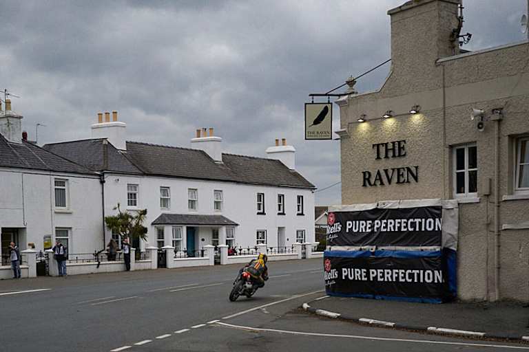 Auf der Egli Vincent 500 bewieß Horst Saiger, dass er auch mit einem Ein-Zylinder-Motorrad schnell ist