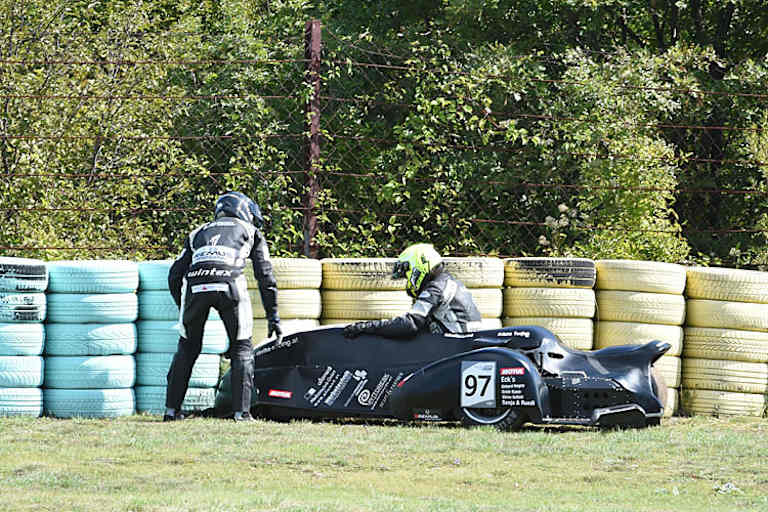 Michael Grabmüller landete im freien Training in den Reifenstapeln