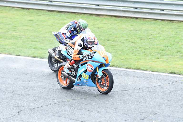 Lukas Walchhütter (09) schiebt sich an Gerold Gesslbauer vorbei