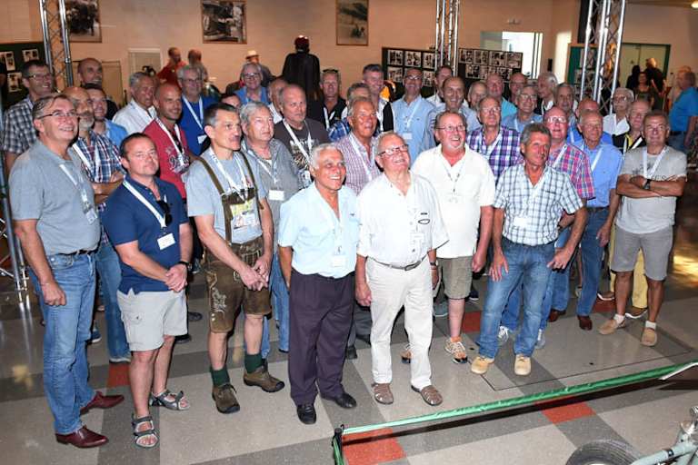 Der Autor Herbert Thumpser (vorne links) 2016 im Kreise der österreichischen Motorradlegenden