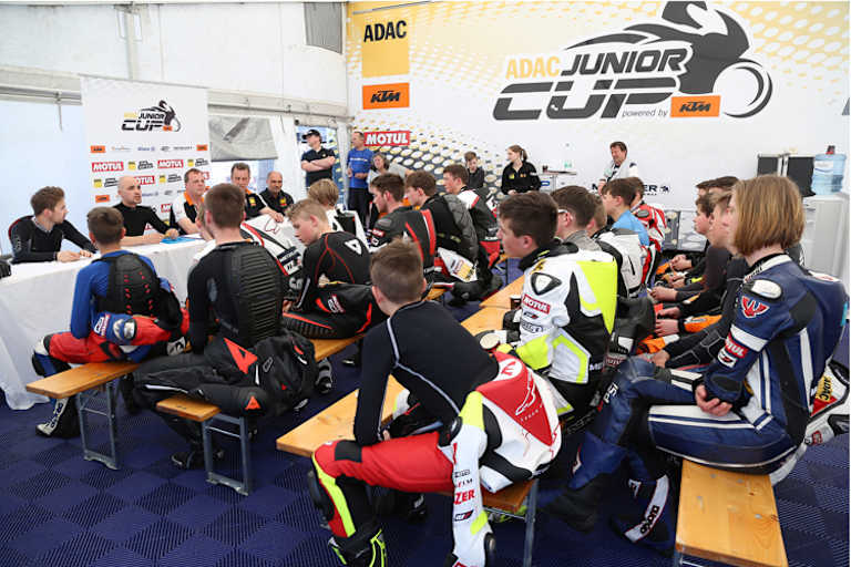 Fahrerbesprechung mit Dario Giuseppetti (2.v.li.)