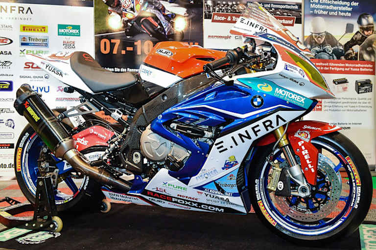 Mit drei identischen BMW S1000RR geht es in das Jahr 2018