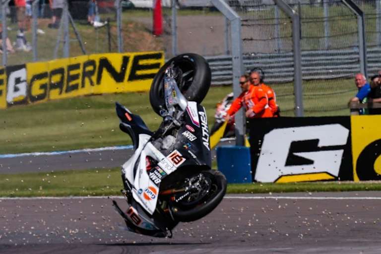 Mit der Althea-BMW flog fiel Kies auf die Strecke