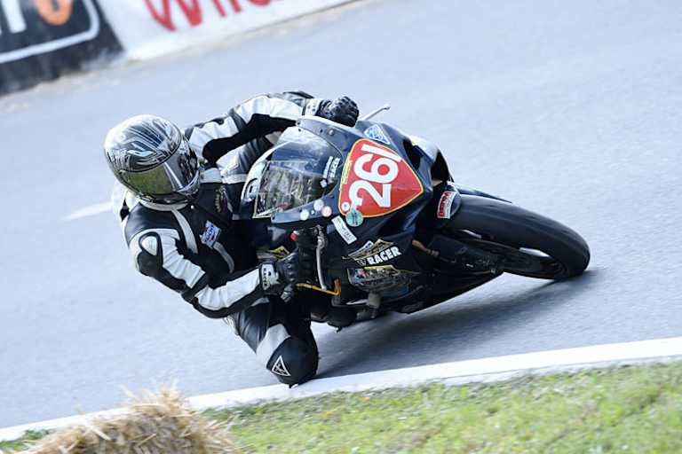 Auf Landstraßen, wie hier in Landshaag, fühlt sich Toni Rechberger wohl