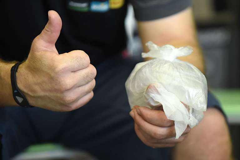 Nach dem Trainingssturz musste Roman Stamm seinen Arm kühlen