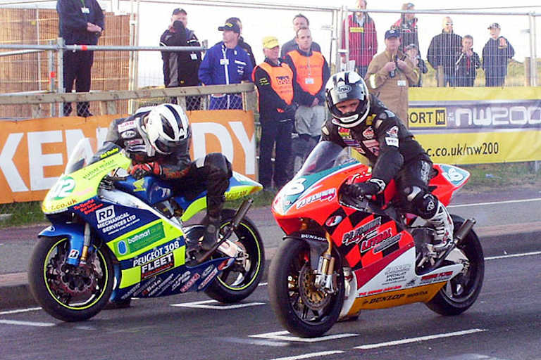 Robert Dunlop neben seinem Sohn William knapp vor dem Start in die verhängnisvolle Trainingssession