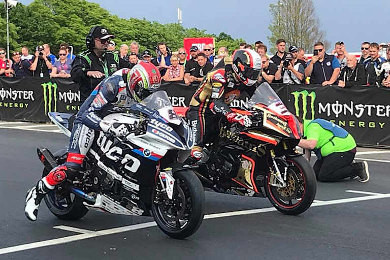 Dan Kneen (8) nimmt neben Michael Rutter zum letzten Mal den Mountain Course unter die Räder