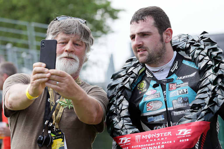 Trotz seiner langen Liste an Erfolgen bleibt Michael Dunlop für seine Fans ein Star zum Anfassen