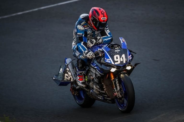 Mike di Meglio schleppt eine waidwunde Maschine über die Ziellinie