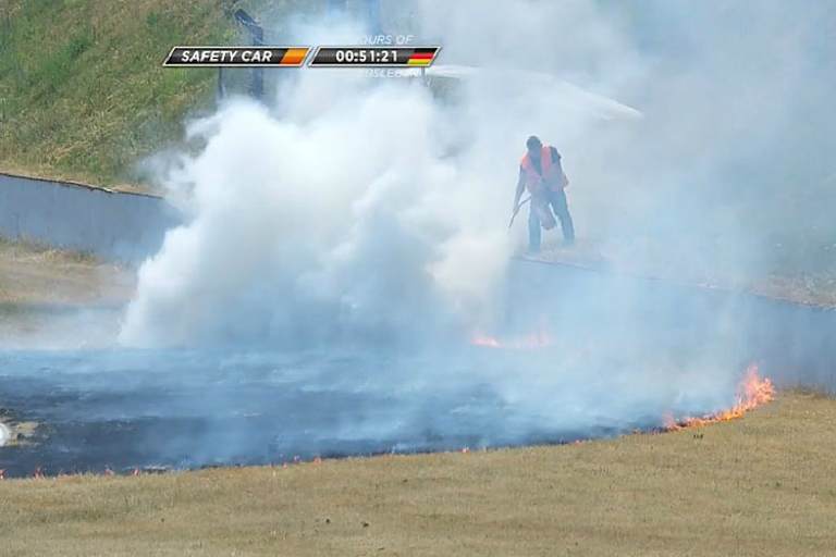 Die staubtrockene Wiese fängt nach einem Sturz Feuer