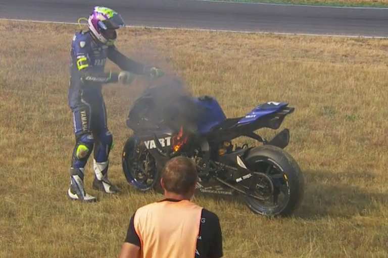 Die Yamaha fängt nach dem Sturz Feuer