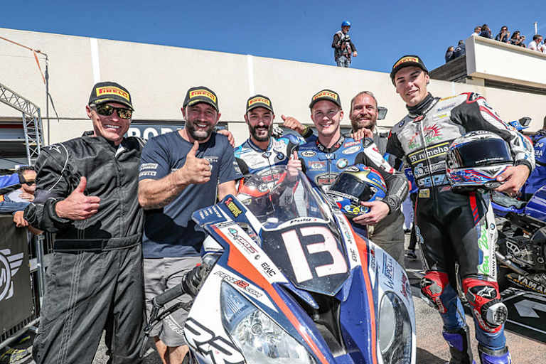 Daumen hoch bei Rico Penzkofer (2. vl.) nach Platz 2 beim Bol d‘Or