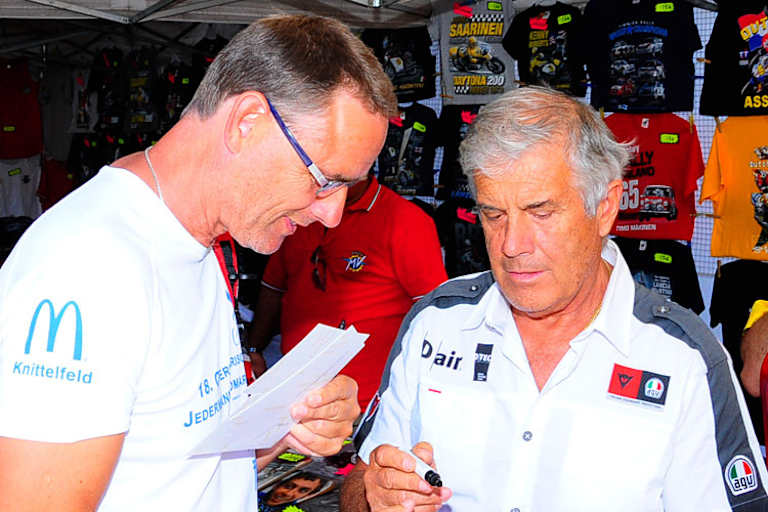 Die Autogramme des 15-fachen Weltmeisters sind immer noch begehrt