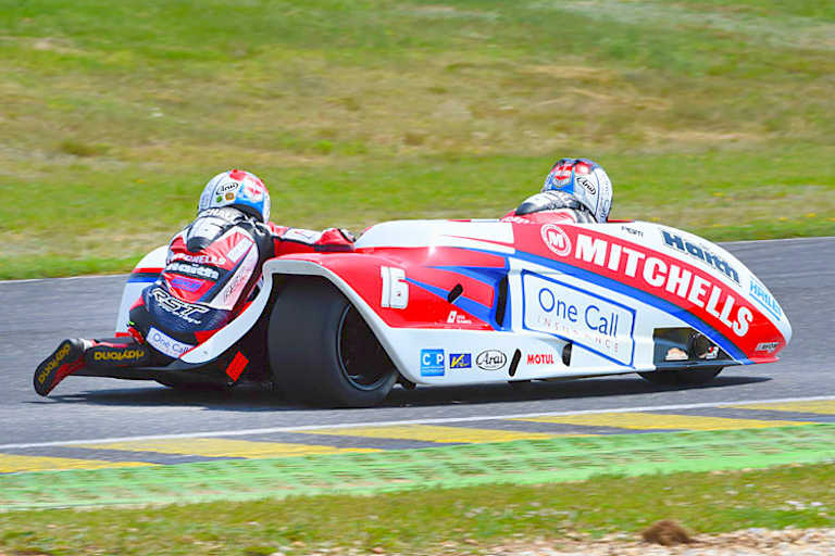 Die Titelverteidiger Ben und Tom Birchall kämpfen mit allerlei technischen Problemen