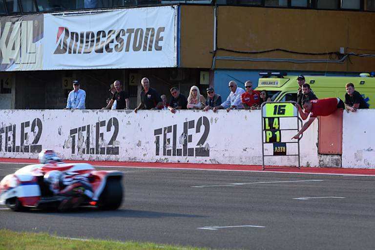 Die Birchalls bekommen angezeigt, dass Reeves/Wilkes ausgefallen sind