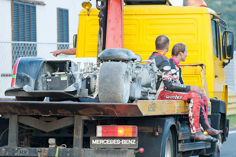 Die WM-Führenden werden mit dem Abschleppwagen zurück an die Boxen gebracht