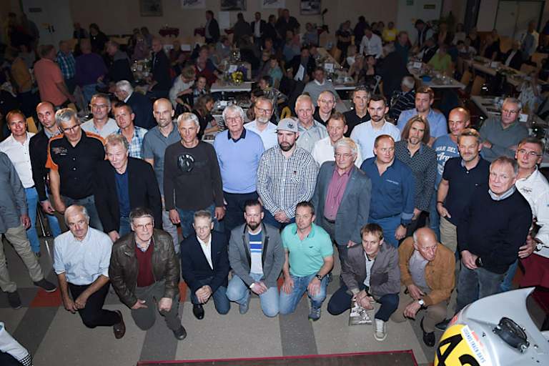 Herbert Thumpser (ganz rechts) versammelte wieder eine große Schar an Rennfahrern um sich