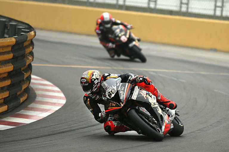 Peter Hickman vor seinem Teamkollegen Michael Rutter