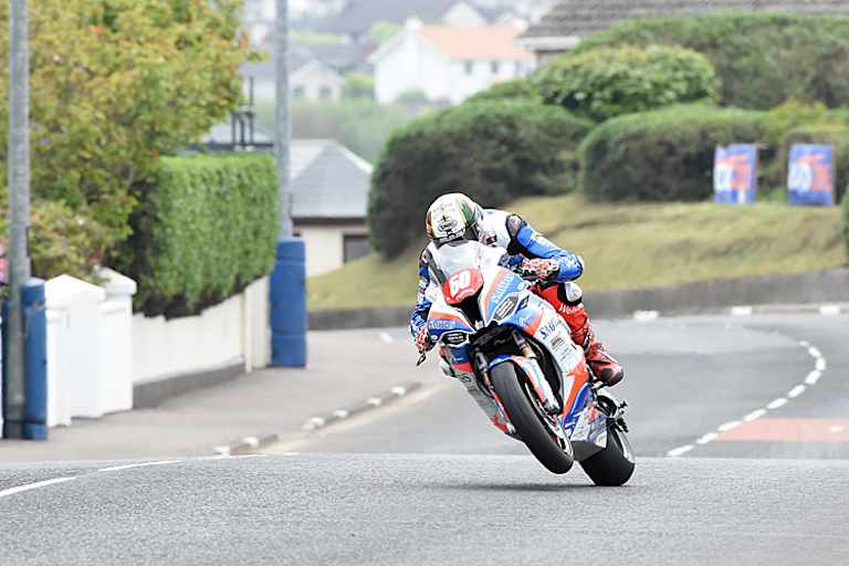 Peter Hickman dominiert die Klasse Superstock