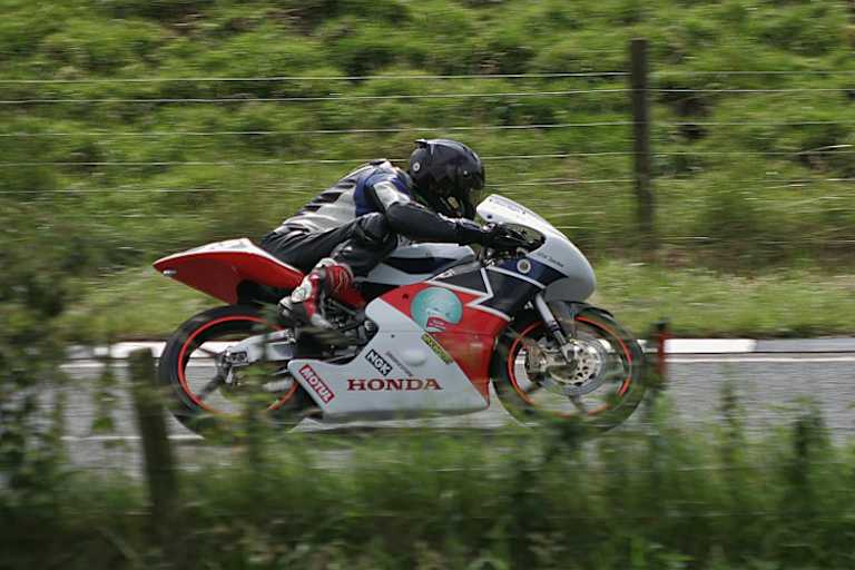 Chris Meyer zwischen den nordirischen Hecken