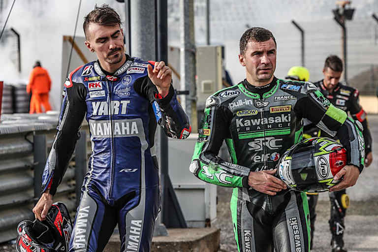 YART-Pilot Loris Baz (li.) und SRC-Kawasaki-Fahrer Erwan Nigon kamen mit dem Schrecken davon