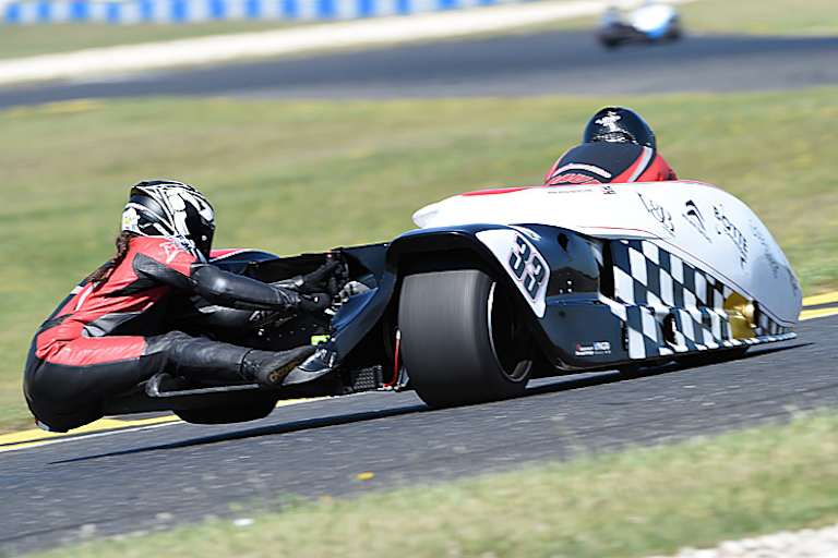 Emmanuelle Clement: Der schnellste Zopf der Seitenwagen-Weltmeisterschaft