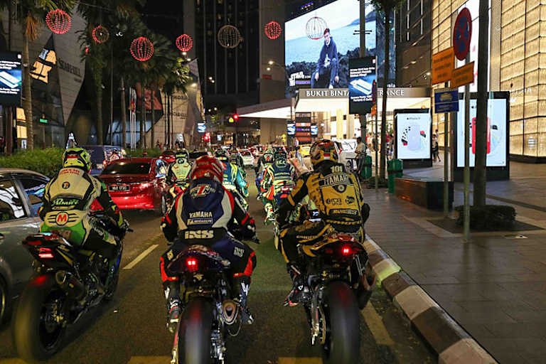 Rennmotorräder inmitten des Berufsverkehrs