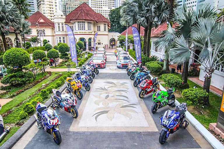 Die Motorräder und Tourenwagen geben ein herrliches Bild ab