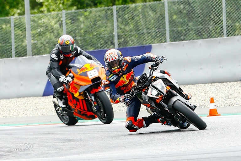 Johann Zarco gab den Fahrlehrer für Hirscher