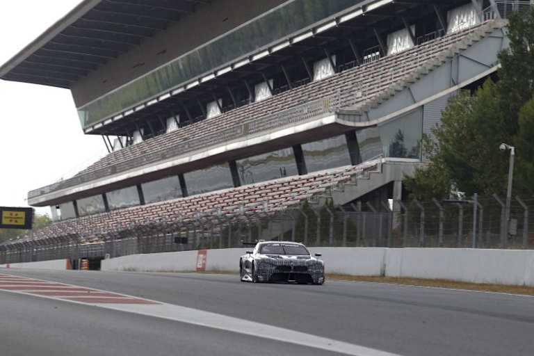 Fahrt über Start/Ziel: Der BMW M8 GTE in Tarn-Lackierung